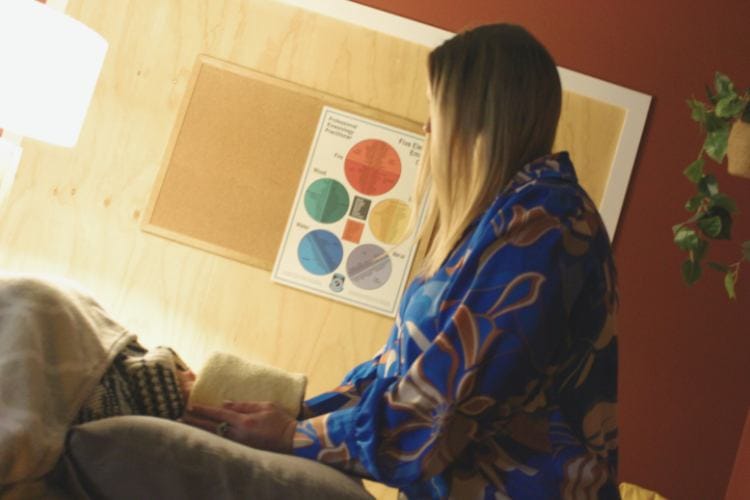 reiki-hand-positions-eltham.jpg Reiki practitioner using hand positions to channel healing energy to a client at Eltham Wellness Centre.