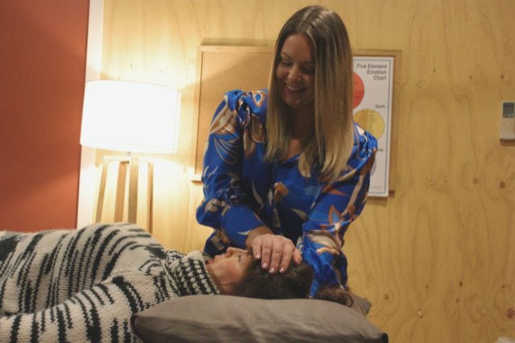 reiki-head-healing-eltham.jpg Reiki practitioner placing hands on a client’s head to promote relaxation and healing in Eltham.